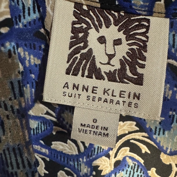 Anne Klein Women’s Floral Blue and Cream Sleeveless w/ tie Top. Poly. Size 0 - Picture 2 of 8